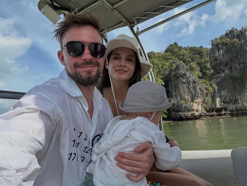 Александр Петров отправился в путешествие на яхте с женой и сыном. Фото: соцсети