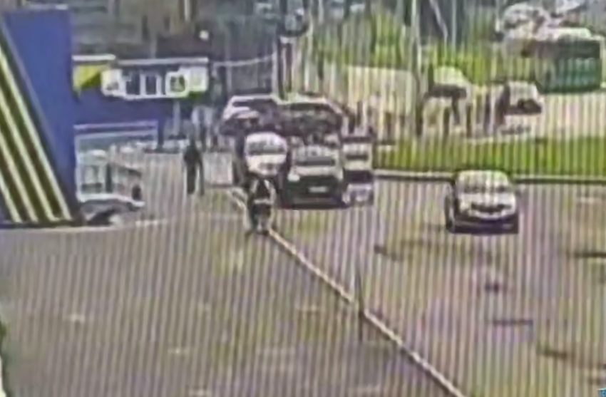 В Екатеринбурге ребенок попал под машину, пытаясь сбежать от злой дворняги. Фото: t.me/url_mash