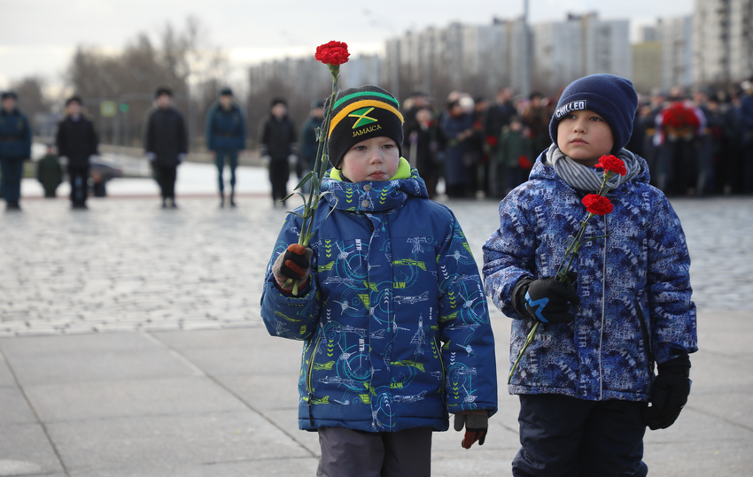 Многие приносят цветы к военным мемориалам в День защитника Отечества.