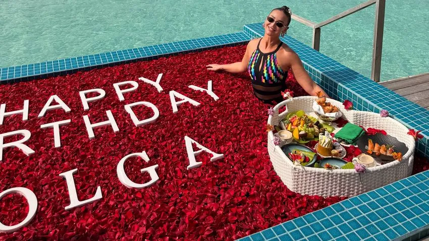 Ольга Бузова отметила 40-летие, искупавшись в бассейне, полном лепестков роз. Фото: t.me/byzovahouse