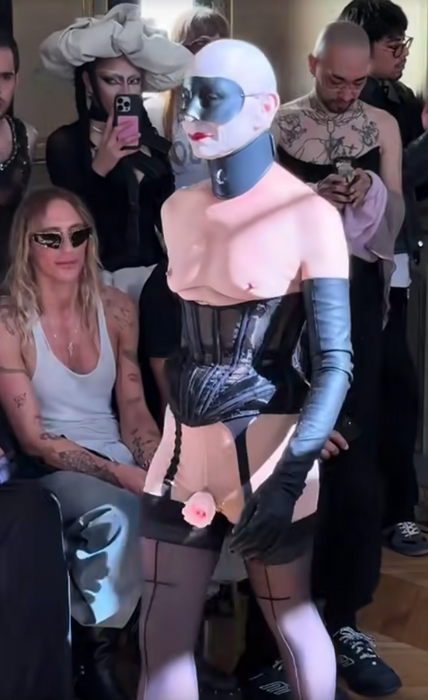 Без эпатажных показов тоже не обошлось. ФОТО: соцсети