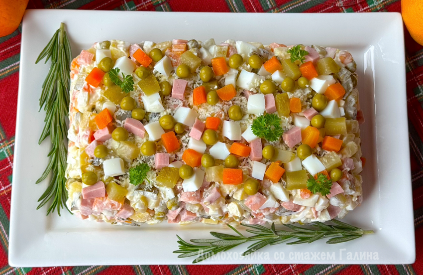 Аккуратный «кирпичик» Оливье готов к употреблению. ФОТО: Галина Щетникова