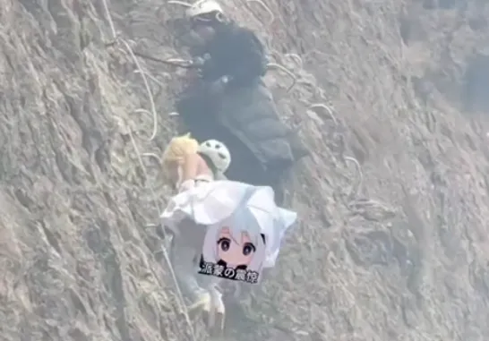 Китаянка залезла на гору на каблуках ради проверки реалистичности RPG-видеоигры. Фото: соцсети