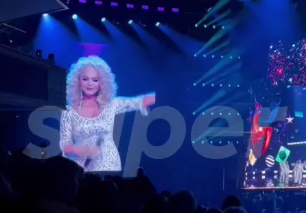 Лариса Долина впервые вышла на сцену после решения суда — зал полностью молчал. Фото: t.me/SuperRu