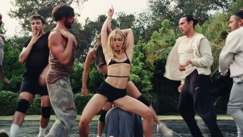 Кадр из сериала "Кумир", 2023, реж. Сэм Левинсон