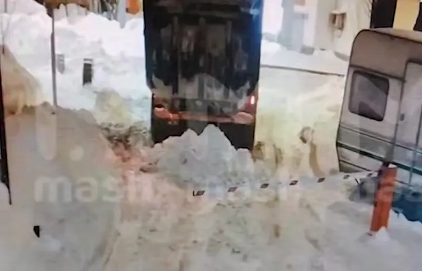 В Москве коммунальщики засыпали снегом проезд и потребовали 30 тыс за его уборку. Фото: @breakingmash