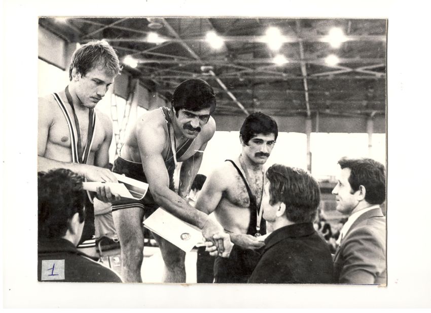 Руслан Бадалов (в центре) - на высшей ступени пьедестала! Он, выиграв в финальной схватке у Юрия Воробьева (крайний слева), стал чемпионом СССР. Фото: личный архив Руслана Бадалова