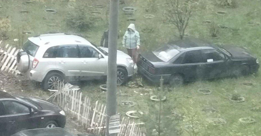 В Нижнем Новгороде 8-летний мальчик сел за руль авто и протаранил забор. Фото: t.me/mash_nimash