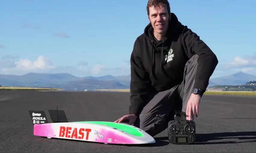 В Британии парень собрал машинку на пульте управления, она гонит до 377 км\ч. Фото: соцсети