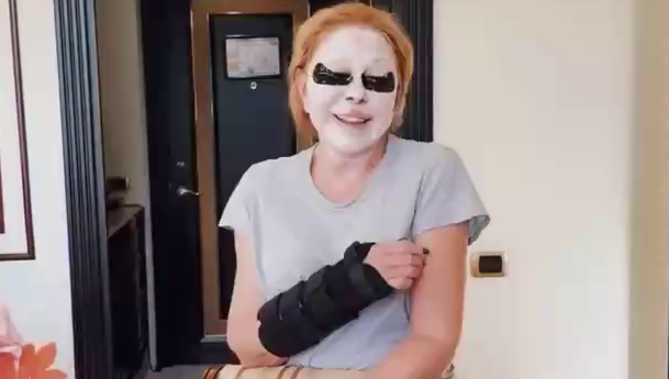 Любовь Успенская рискует стать калекой после операции на предплечье. Фото: @breakingmash