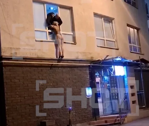 Сотрудницу салона пришлось на руках возвращать к месту работы. ФОТО: t.me/shot_shot