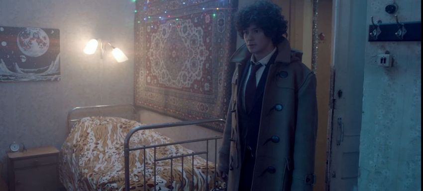 Тепличный мальчик сталкивается с реальностью. Кадр из сериала "Курьеры",  2024, реж. Илья Максимов 