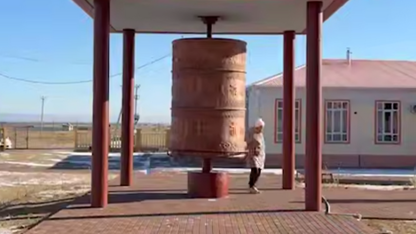 Под Иркутском в храме Цогчен-дугана установили самый большой молитвенный барабан. Фото: t.me/babr_mash