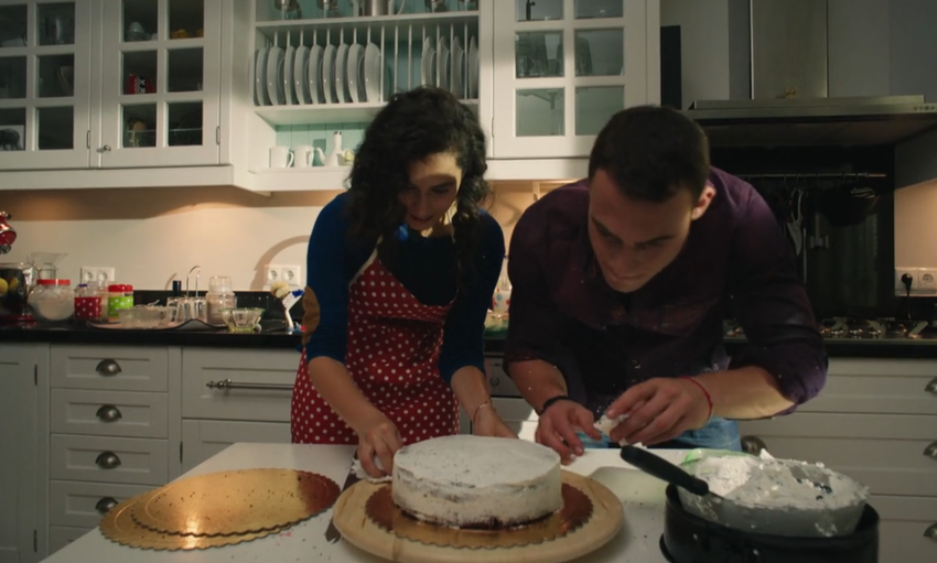 Зейнеп и Керем пекут торт для директора школы. Кадр из сериала "В ожидании солнца", 2013-2014, 40 серия, реж. Алтан Дёнмез 