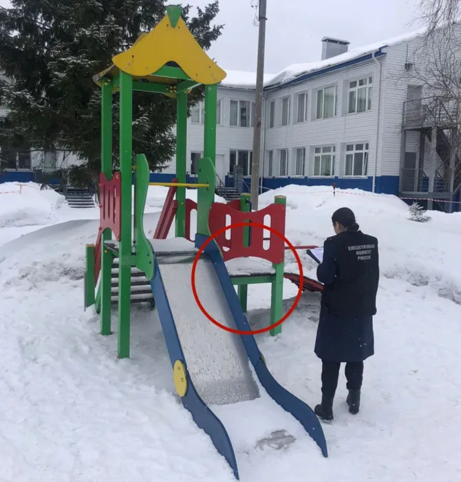 В Красноярске умер мальчик, застрявший в перилах детской площадки и впал в кому. Фото: @kras_mash