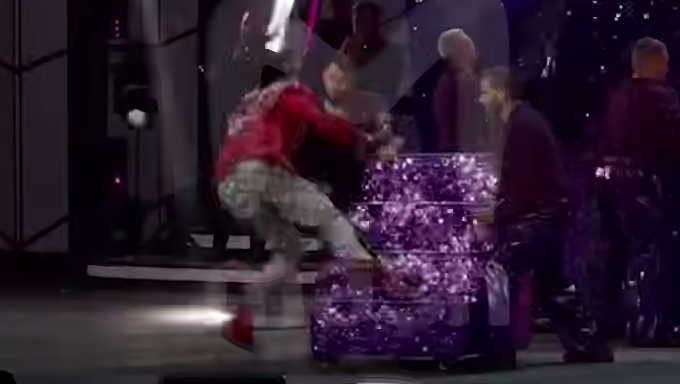 Филипп Киркоров упал с лестницы во время выступления в Казани. Фото: @breakingmash