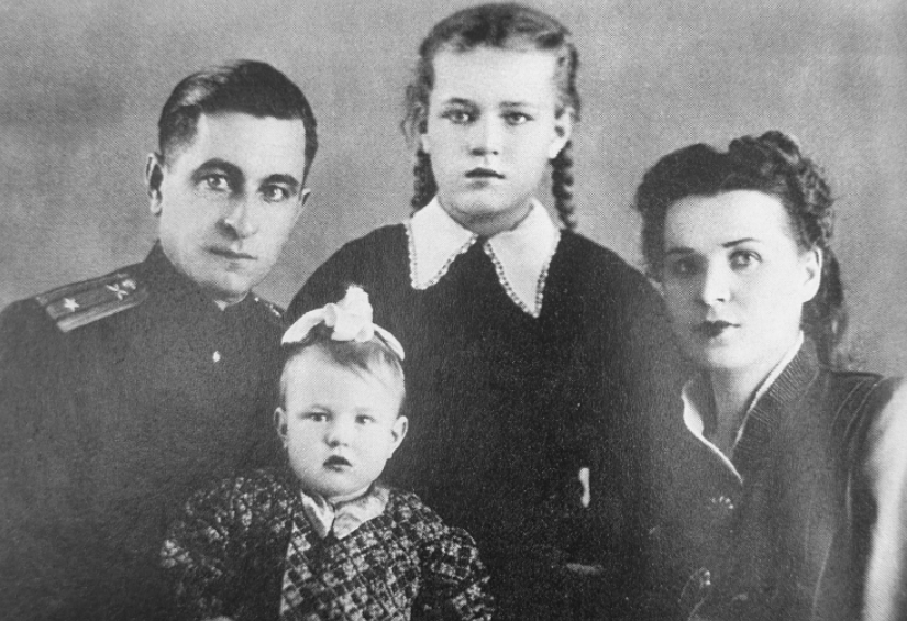 Людмила Чурсина с родителями и младшей сестрой. ФОТО: соцсети