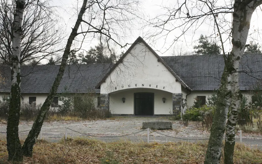 Вот так выглядят парадные ворота имения