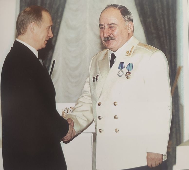 В. В. Путин вручает И. Костоеву Орден Почета в Кремле. 2001 г. Фото: личный архив Костоева