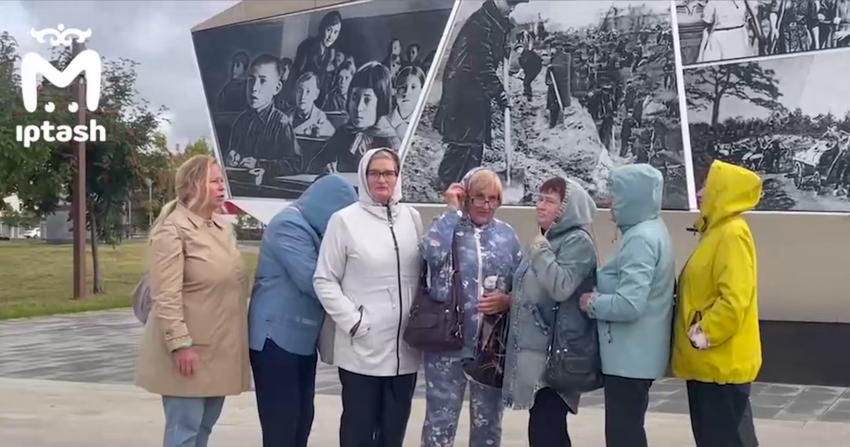 Группа обманутых пенсионерок отправилась в полицию. Фото: @mash_iptash