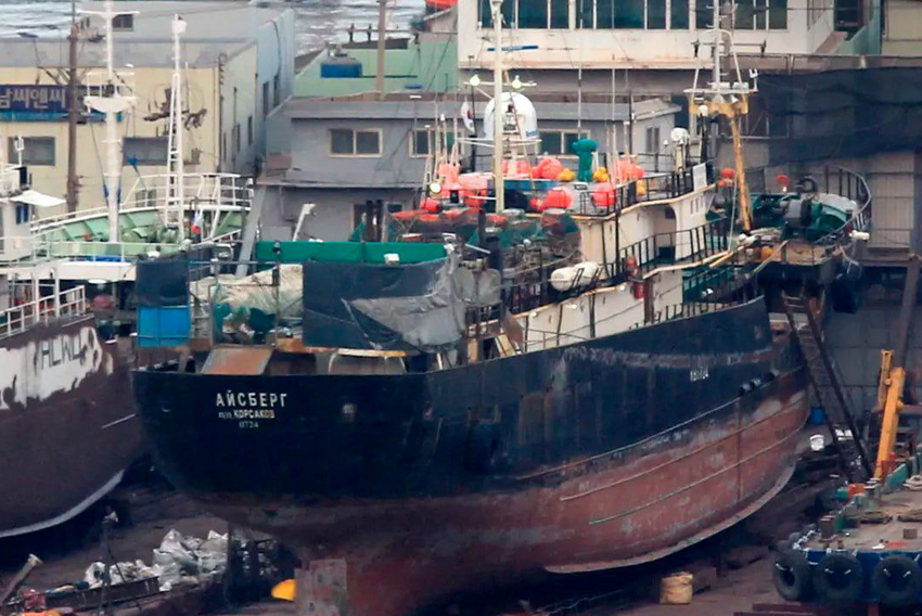 В Японском море на судне с 17 россиянами начался пожар, люди спаслись на плотах. Фото: t.me/shot_shot