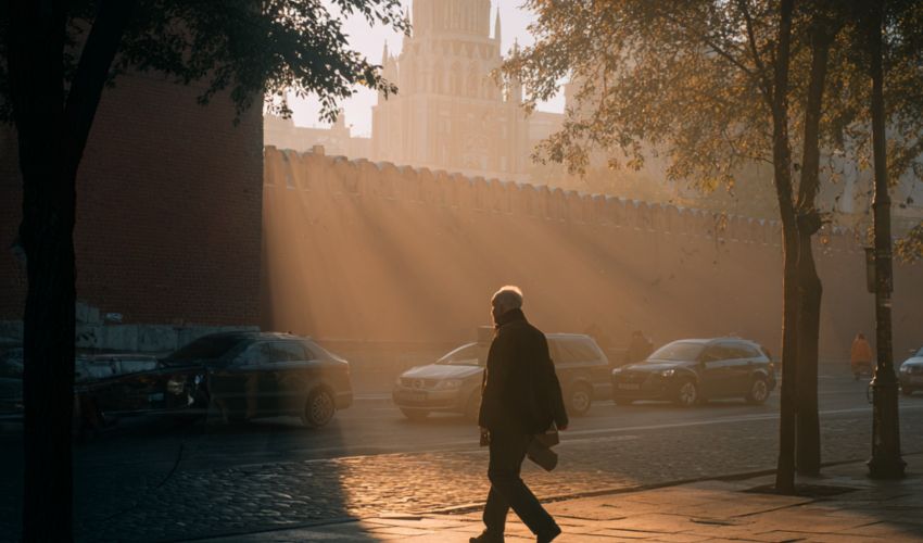 В сентябре 2025 года в Москве погода будет плавно переходить от летнего тепла к осенних холодам. Фото сгенерировано нейросетью Midjourney