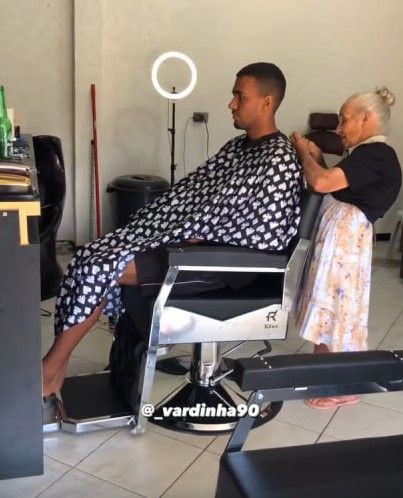 В 91 год бабушка управляется с опасной бритвой. Фото: Инстаграм (запрещён в РФ)/@_vardinha90