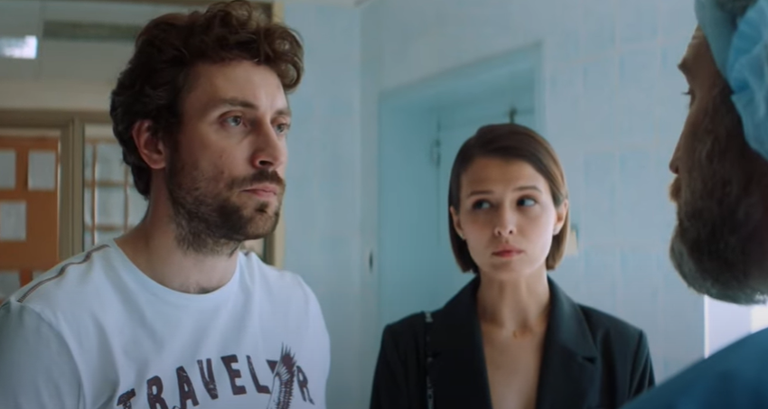 Антон Филипенко в образе мужа Кустовой. Кадр из сериала «Почка», 1-й сезон, 2022, реж. Мария Шульгина