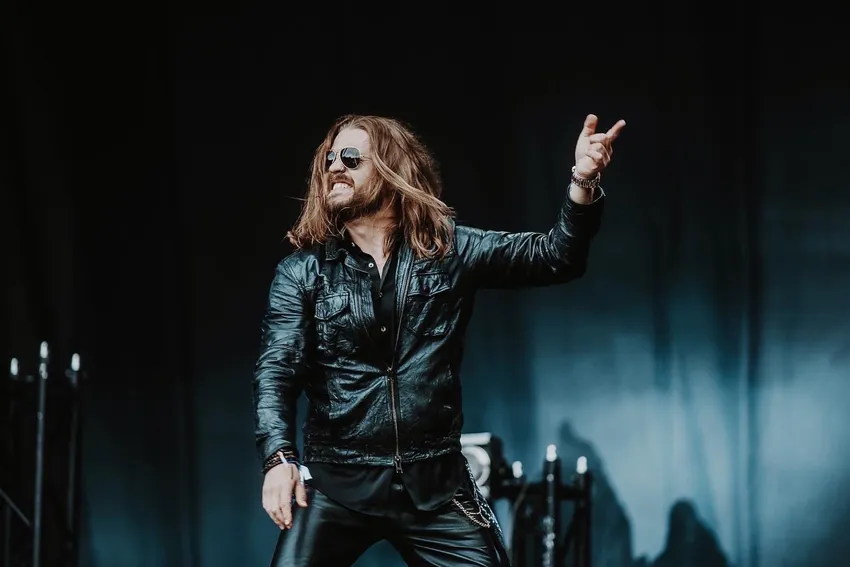 Исполнитель смог справиться с зависимостями. Фото: vk.com/arsenyborodinofficial