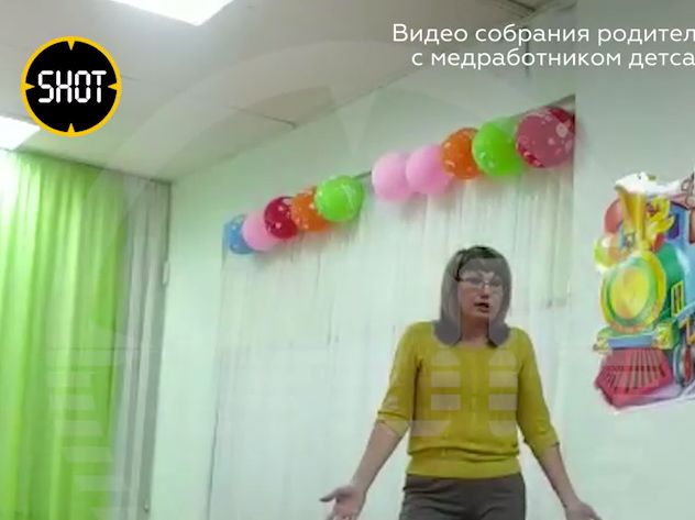 Медработник детсада выступает на собрании. Фото: @shot_shot