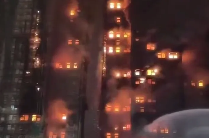 В Гонконге 55 человек погибли в жутком пожаре, охватившем 4 высотных здания. Фото: @breakingmash