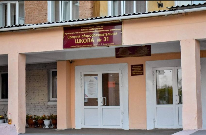 В Улан-Удэ девочкам запретили ходить в школу в брюках даже в мороз. Фото: t.me/babr_mash