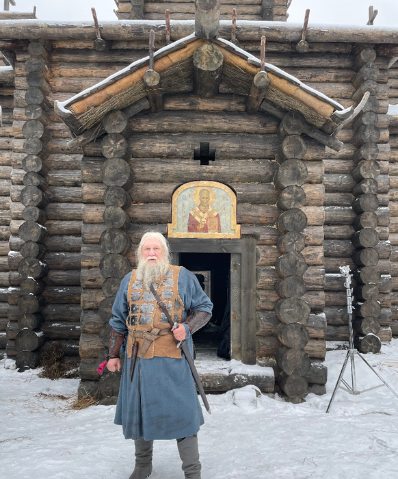 Герой Баталова, несмотря на сан, идет защищать свой дом. Фото: пресс-служба компании «Каро Премьер»