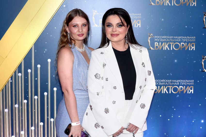 Наташа Королева пришла в элегантном белом костюме с вышивкой из страз. Фото: legion-media.ru