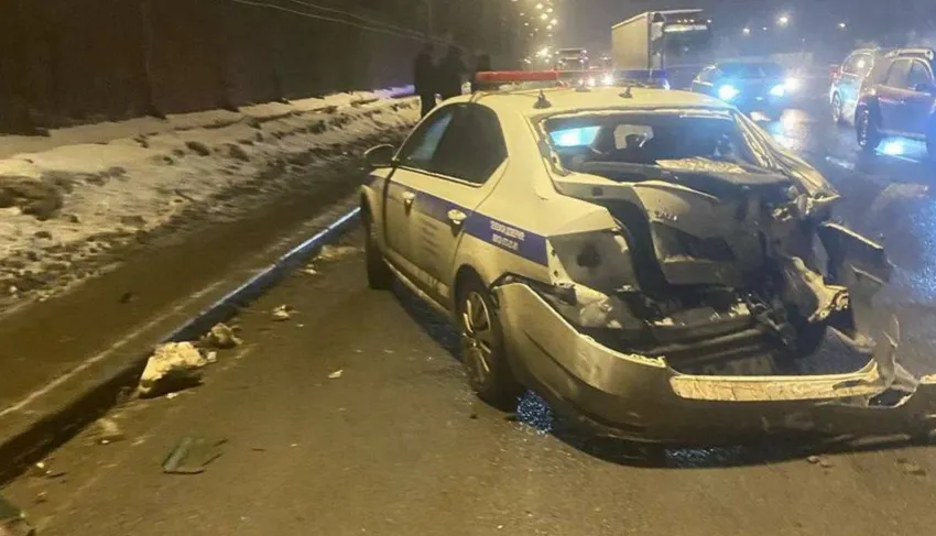 В Питере мусоровоз врезался в патрульное авто и смял его, полицейский в больнице. Фото: t.me/mashmoyka