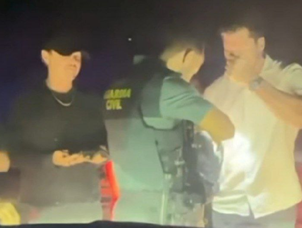 Леонардо Ди Каприо задержала полиция по дороге на закрытую вечеринку на Ибице. Фото: t.me/SuperRu