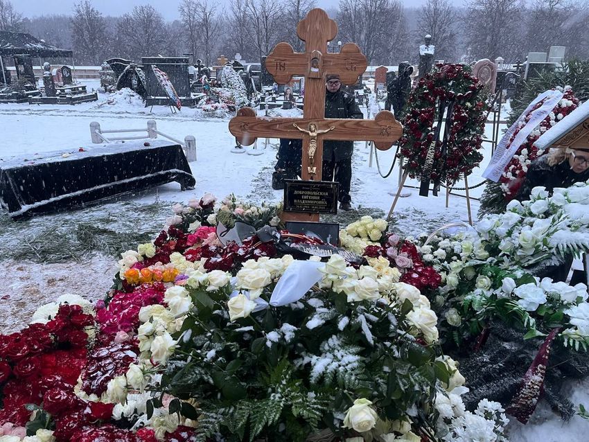 На похоронах Добровольской были только ее дети, Константин Хабенский и Ксения Теплова. Фото: «Жизнь»
