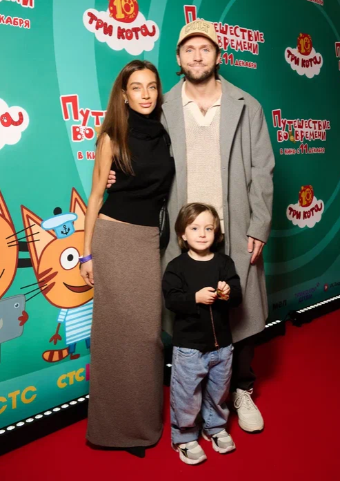 Влад Соколовский с женой и сыном. ФОТО: СТС