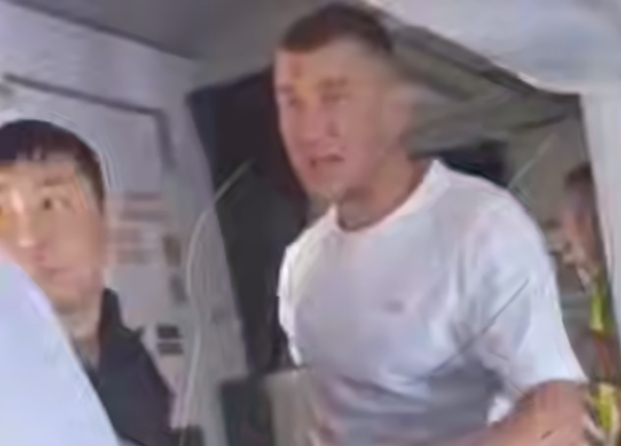 На рейсе Улан-Удэ-Москва стюарды заперли в туалете буянившего пьяного мужчину. Фото: t.me/babr_mash