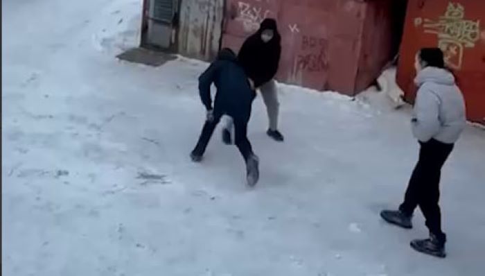 Кадры потасовки подростков. Фото: @mash_siberia