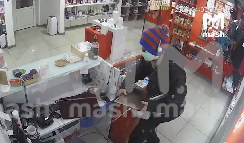 Грабитель взял с кассы ноутбук. Фото: Mash