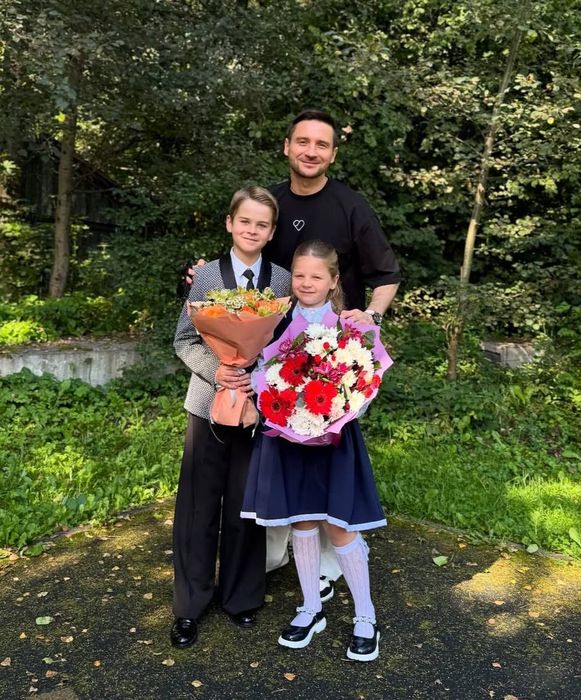 1 сентября 2025 года певец Сергей Лазарев отправил в 1 класс свою дочь Аню. ФОТО: соцсети