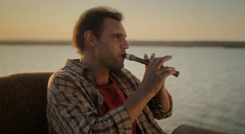 Артем Алексеев в роли паромщика. ФОТО: Творческая студия «Стелла»