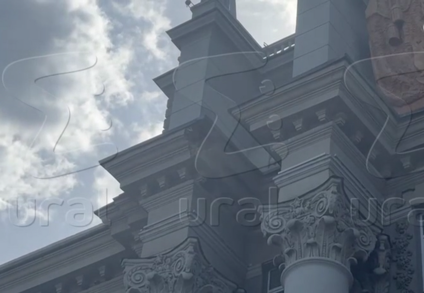 В Екатеринбурге у здания администрации рухнул фасад здания. Фото: t.me/url_mash