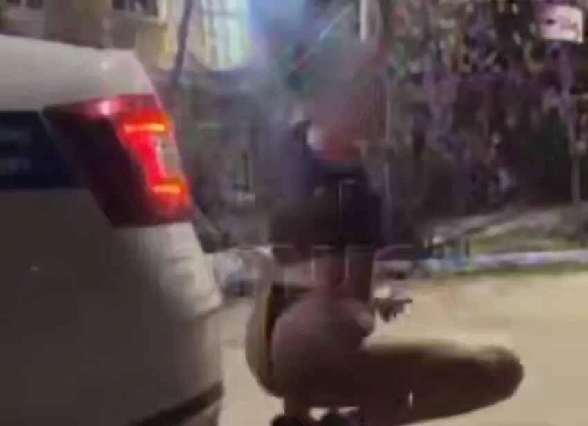 В Приморье 21-летняя многодетная мать устроила перед ДПС танцы в трусах и майке. Фото: t.me/amur_mash