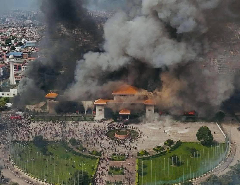 В ходе протестов были сожжены десятки административных зданий. ФОТО: @mash