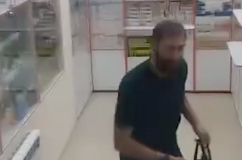 В Ростове-на-Дону фармацевты поймали бородача-наркомана, который хотел грабануть кассу и выкрасть медикаменты. Фото: @t.me/don_mash