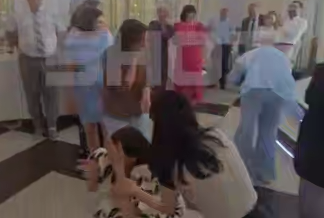 В Чебоксарах девушка чуть не лишилась глаза, когда ловила букет на свадьбе. Фото: t.me/shot_shot