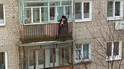 В Нижегородской области психбольная пенсионерка застряла на козырьке балкона. Фото: t.me/mash_nimash
