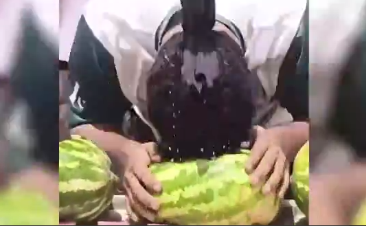 Пакистанец попал в книгу рекордов Гиннеса, разбив головой 32 арбуза. Фото: t.me/mashnasporte